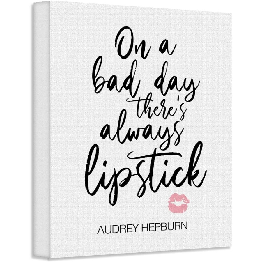 Makeup Is Beauty Quotes - 「嫌な日でも、口紅は必ずある」の名言をプリントした壁飾り。サイズは28x36。すぐに飾れる、ユーモラスなメイクアップ・ビューティー・タイポグラフィ。ピンクの唇のデザインで、お部屋のインテリアに。