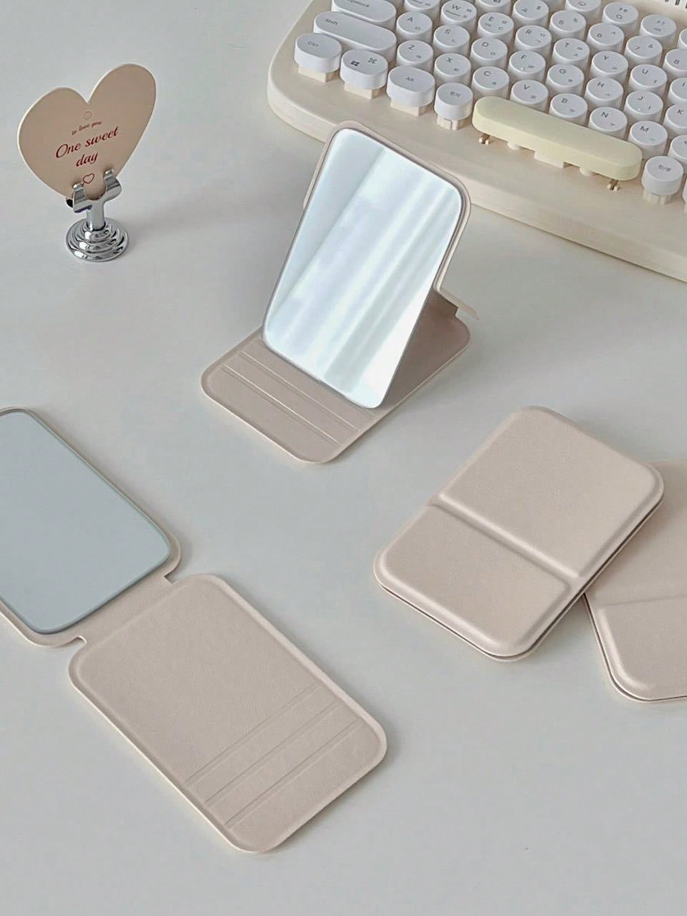 携帯用折りたたみミニメイクアップミラーセット 1/5個入り  - Beauty Makeup Salon のレビューと価格